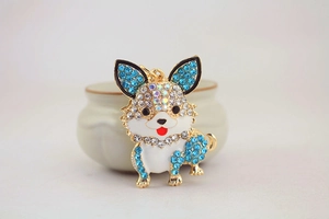 Detailansicht von Corgi-Schlüsselanhänger mit blauen Strasssteinen und Emaille-Finish
