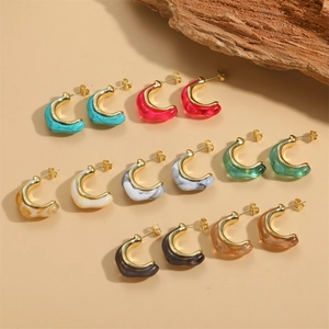 Set de pendientes de aro en C de resina jaspeada con bordes metálicos dorados