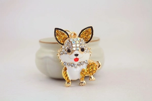 Detailansicht eines Corgi-Schlüsselanhängers mit Gold-Finish und funkelnden Strasssteinen