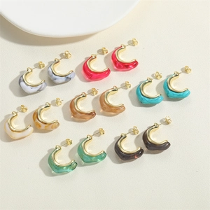 Detalle de siete pares de pendientes de resina en forma de C en varios colores y dorado