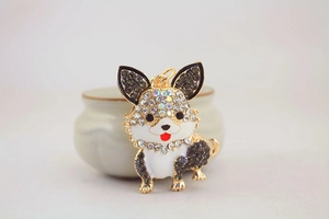 Nahaufnahme von Corgi Anhänger mit weißem Emaille und funkelnden Kristall-Strasssteinen