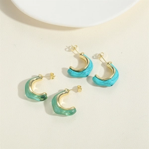 Set de pendientes de resina en forma de C estilo vintage con texturas verdes y borde oro