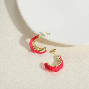 Pendientes de resina en forma de C en dorado y rosa sobre soporte de exhibición