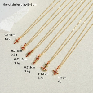 Set di sei collane dorate con pendenti in zirconia colorata su uno sfondo beige testurizzato