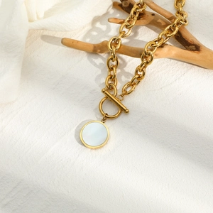 Collier chaîne punk doré avec fermoir OT et pendentif circulaire en nacre de style rétro