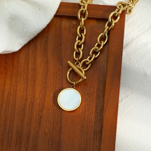 Collier chaîne à maillons punk dorés avec fermoir OT et pendentif circulaire en nacre