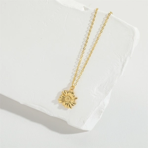 Elegante collana placcata oro con ciondolo a girasole su pietra bianca