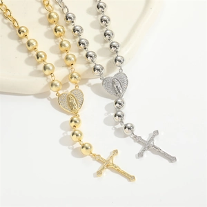 Détail du collier rosaire avec médaillon en cœur et pendentif croix serti de zircons