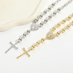 Collier avec pendentif croix et breloque cœur Vierge Marie en finitions or et argent