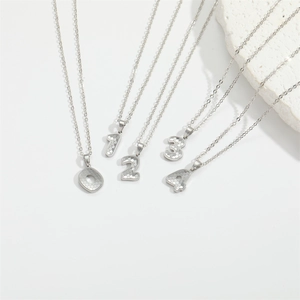 Minimalistische silberne Zahlenkette mit schimmernder Wabenstruktur an feiner Gliederkette