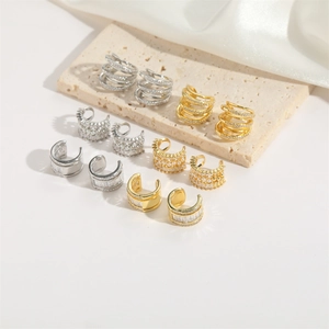 Ensemble de boucles d'oreilles multicouches minimalistes en or et argent avec zircons
