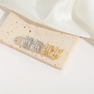 Boucles d'oreilles rétro en forme de C avec perles et zircons rectangulaires