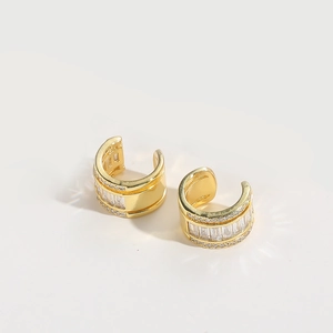 Détail de la manchette d'oreille dorée avec pavé de cristaux et zircons baguette