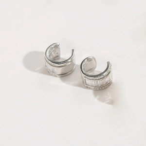 Manchette d'oreille argentée multicouche sertie de zircons ronds et rectangulaires