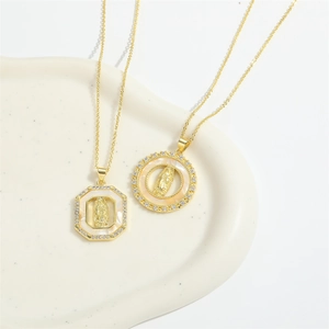 Collier vintage français avec pendentif Vierge Marie dorée et nacre blanche élégante