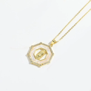 Détail du pendentif octogonal doré avec relief de la Vierge et incrustation de nacre