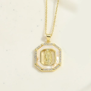 Vue macro du pendentif octogonal doré Vierge Marie avec nacre et zircons étincelants