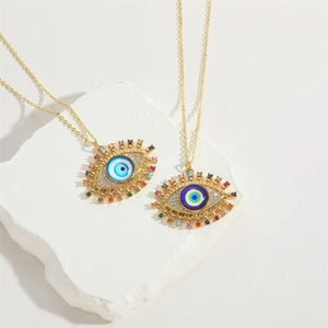 Détail des pendentifs oeil du diable plaqués or avec zircons colorés sur socle en pierre