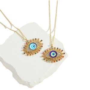 Collier pendentif œil protecteur plaqué or 14K avec zircons colorés sur socle en pierre