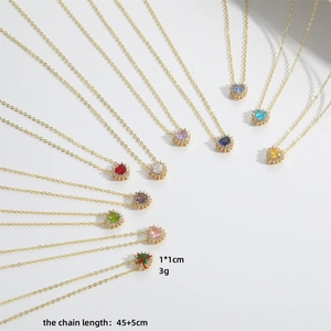 Ensemble de colliers pendentifs cœur doré avec pierres colorées et petits diamants brillants