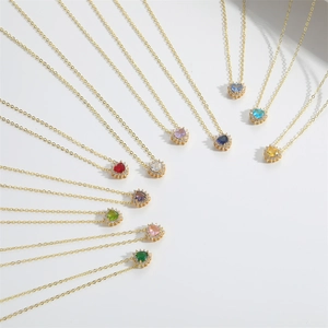 Ensemble de colliers à pendentif cœur doré avec pierres colorées et halo de zircone