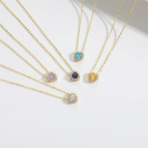 Colliers avec pendentifs cœur dorés et cristaux multicolores de taille cœur