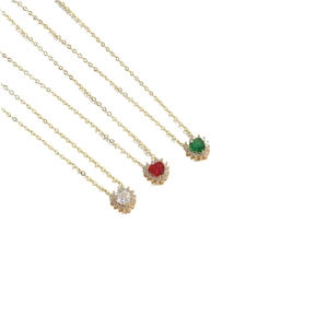 Trois élégants colliers en plaqué or avec pendentifs cœur en zircon rouge, vert et clair
