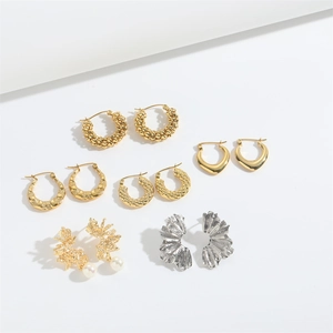 Juego de pendientes vintage de flores con aros de metal dorado y perlas blancas variadas