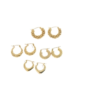 Set de cuatro pendientes dorados vintage con diseños texturizados, trenzados y corazón