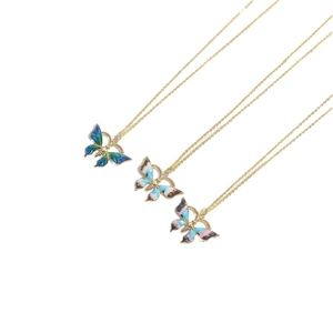 Drei Vintage-Schmetterlingsanhänger in Gold mit farbigen Emaille-Flügeln auf Weiß