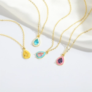 Colliers dorés avec pendentifs goutte d'eau et pierres précieuses en quatre couleurs