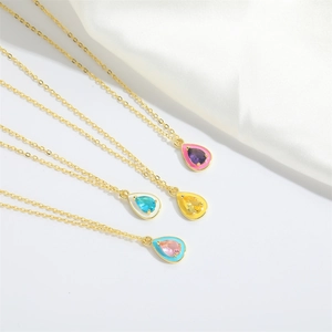 Colliers élégants en zircon goutte d'eau avec pendentifs émail colorés sur chaînes d'or