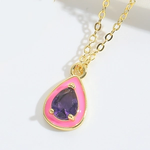 Gros plan du collier goutte d'eau avec zircon violet et revêtement en émail rose