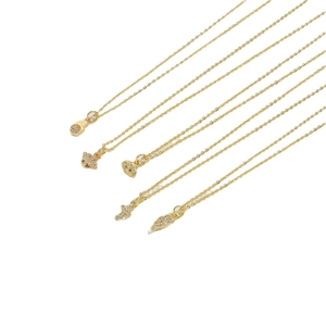 Colliers dorés avec pendentifs œil bleu et main de fatma sertis de zircons sur fond blanc