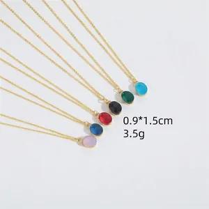 Minimalistische Goldkette mit ovalen Anhängern und bunten Zirkonsteinen in sechs Farben