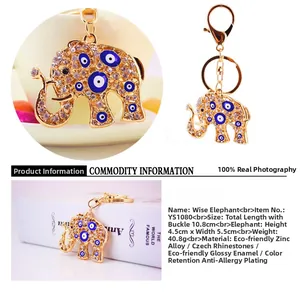 Detailansicht eines Gold-Elefanten-Schlüsselanhängers mit blauen Augen und Strass