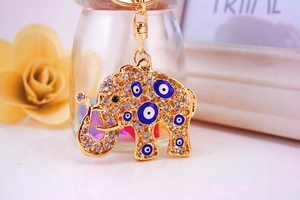 Nahaufnahme von goldenem Elefanten-Schlüsselanhänger mit Strass und blauem Auge-Motiv