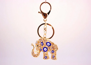 Detailansicht des goldenen Elefanten-Schlüsselanhängers mit Strass und blauen Evil Eye Motiven