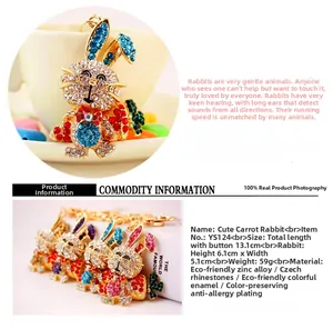Détail macro d'un porte-clés lapin en strass brillant avec carotte en plusieurs coloris