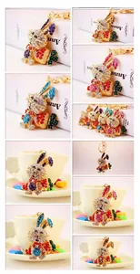 Détail de porte-clés lapin mignons avec cristaux colorés et carotte sur placage en or
