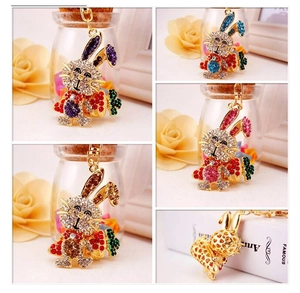 Détails de porte-clés lapin avec strass colorés et design cœur évidé au dos