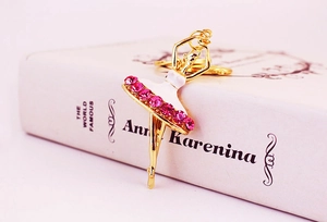 Detailaufnahme von Ballett-Schlüsselanhänger mit Goldfinish und rosa Strasssteinen