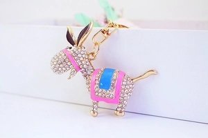 Détail d'un porte-clés âne scintillant avec cristaux strass et touches d'émail