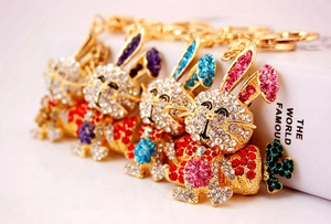 Gros plan de porte-clés lapin sertis de strass colorés aux finitions variées et brillantes
