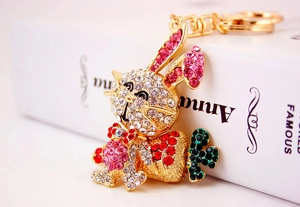 Gros plan de strass multicolores étincelants sur un mignon porte-clés lapin doré