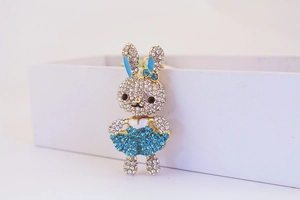Dettaglio del portachiavi a coniglio con strass blu e bianchi e finiture dorate