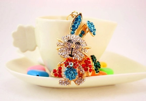 Vue détaillée d'un porte-clés lapin en cristal avec carotte et strass multicolores