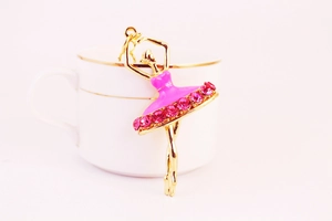 Detaillierte Makroaufnahme von Ballerina-Anhänger mit rosa Strass und Goldbasis