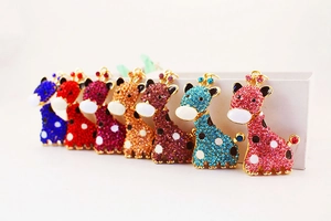 Détail d'une collection colorée de pendentifs girafe en strass avec incrustation de cristaux