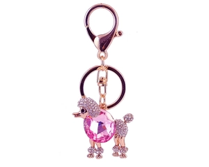 Dettaglio portachiavi a forma di barboncino oro rosa con cristallo rosa e strass